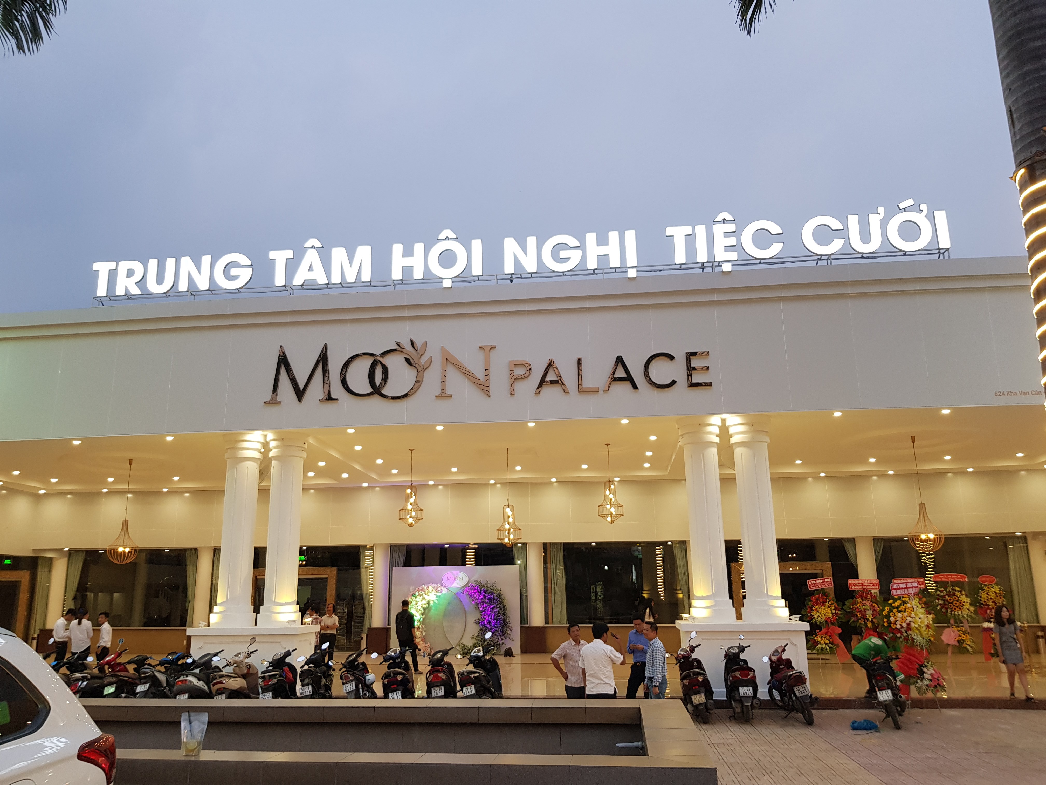Trung tâm hội nghị & tiệc cưới Moon Palace tuyển dụng